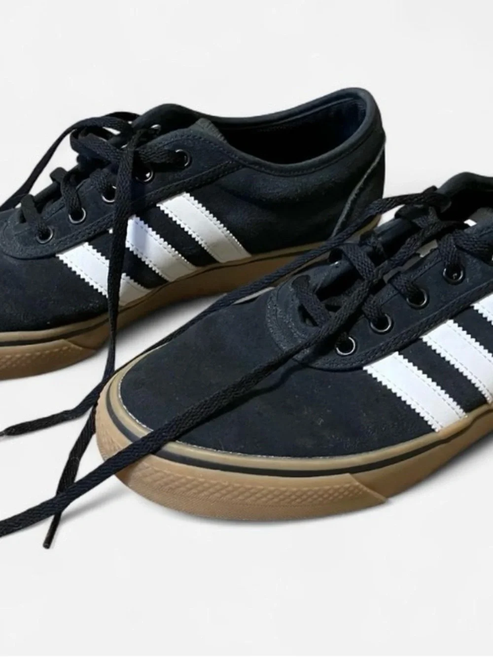 Adidas classic striped skate shoes with gum sole men’s size 10